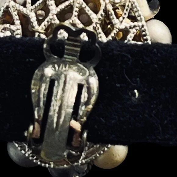 Vintage Gold Tone Oval Beaded Clip On Earrings (5251) - Picture 7 of 7